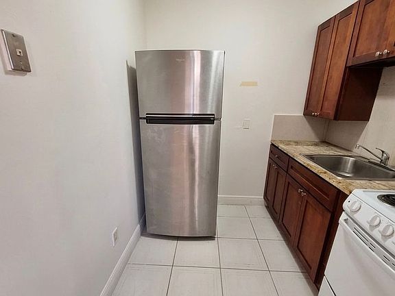 5th image of 979 NW 4th St #14