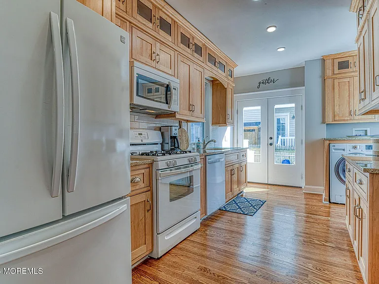 36 Heck Ave — Photo 13