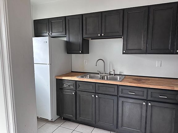 3rd image of 21401 Kingsville St #103