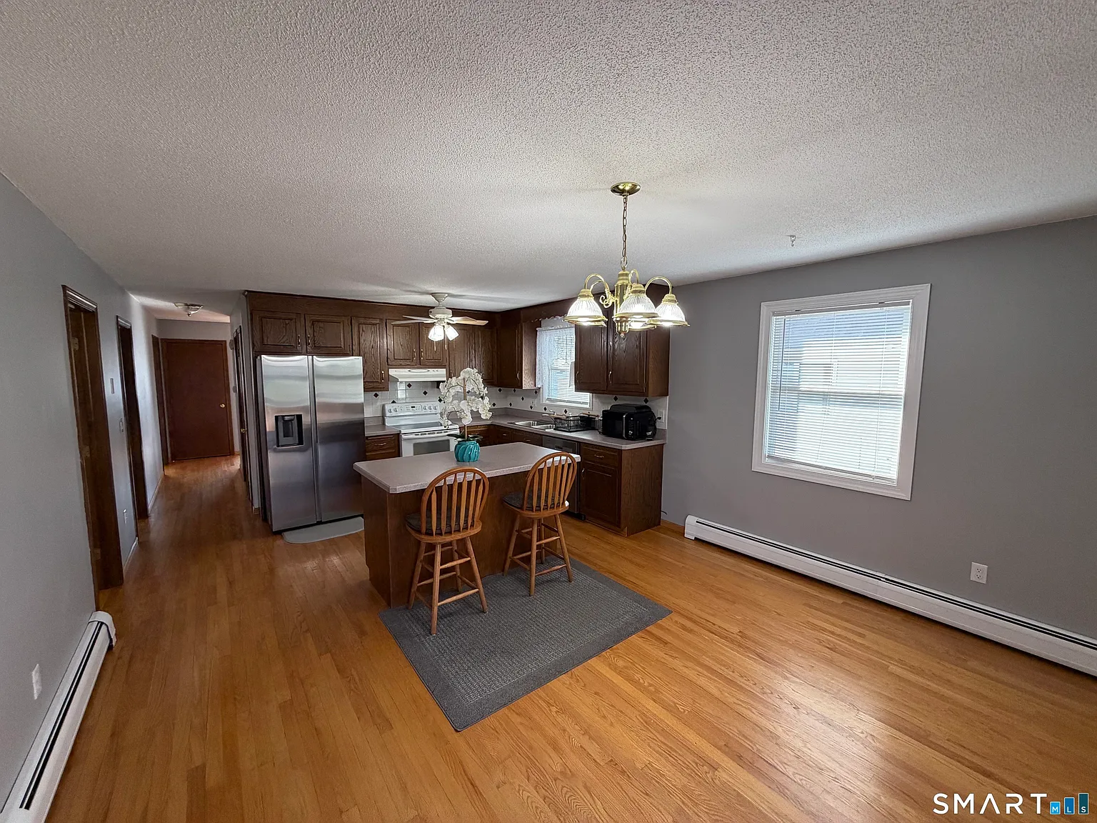 3 bed, 1.0 bath, 1300 sqft, $1,800 — Photo 2