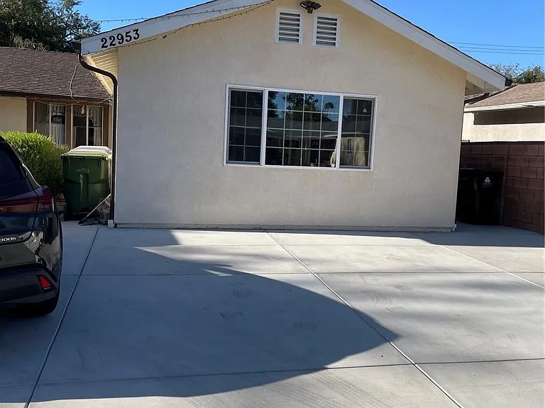 22953 Blythe St N — Photo 2