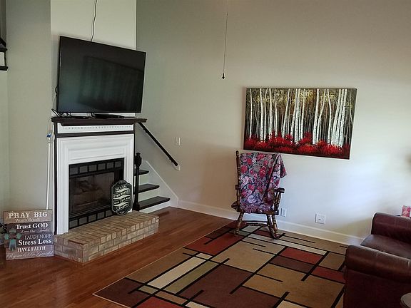 3rd image of 100 Candle Wood Dr