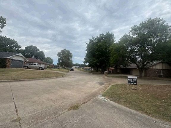 Exterior Neighborhood (street photo)