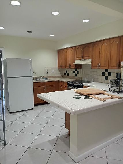 KITCHEN EAT ON COUNTER
 TOP
