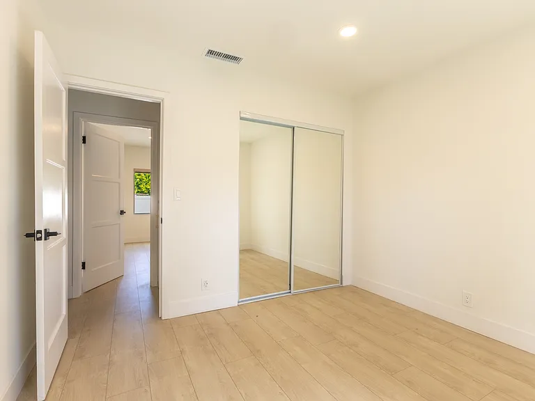17601 Hamlin St — Photo 18