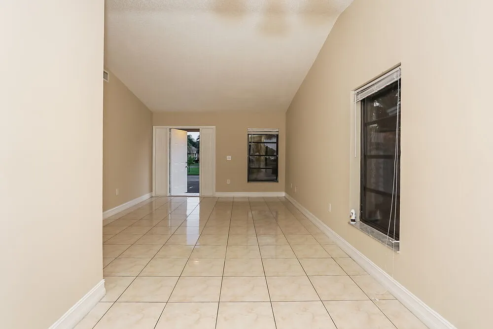3 bed, 2.0 bath, 979 sqft, $2,705 — Photo 4