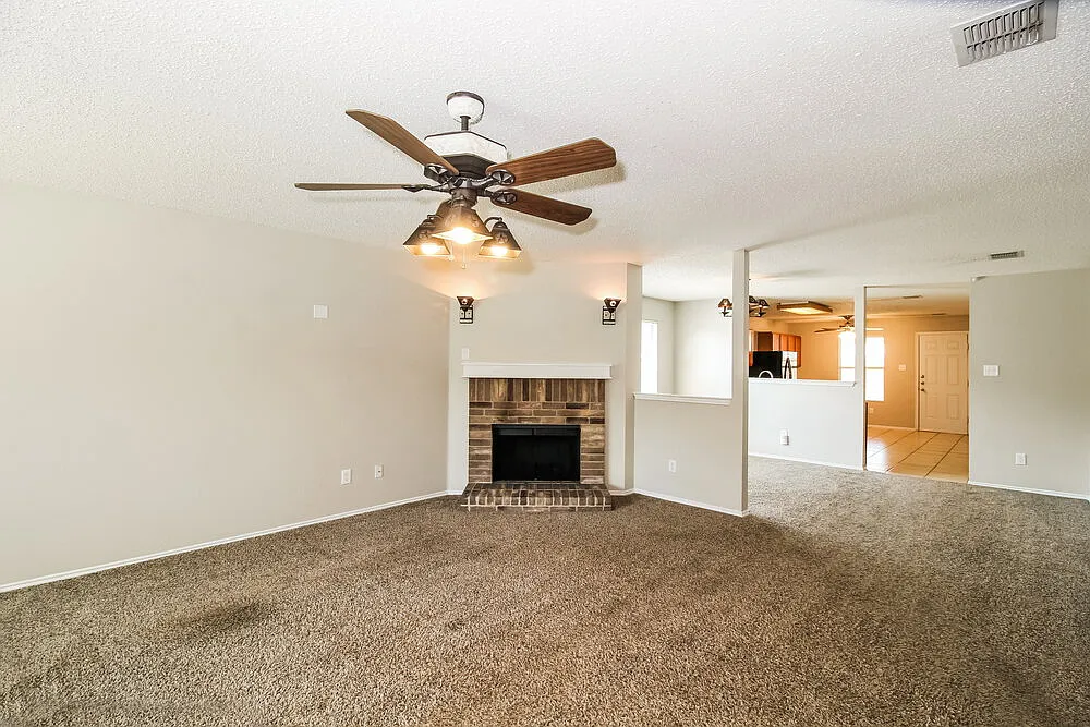 3 bed, 2.0 bath, 1868 sqft, $2,140 — Photo 4