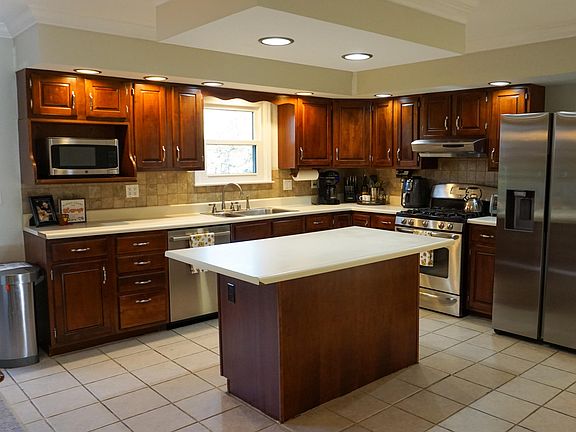 5th image of 128 Woodspoint Dr