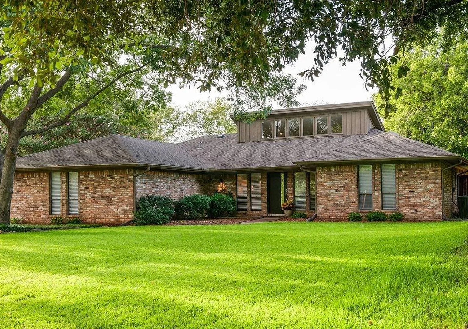 Charming 3-bedroom, 2-bathroom home in Grand Prairie — Photo 3