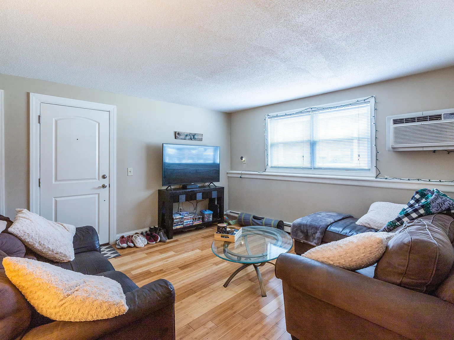 2 bed, 800 sqft, $2,200 — Photo 4