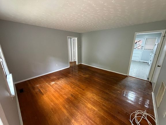 5th image of 3328 Ellwood Ave Unit 3