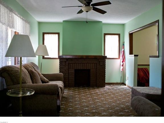 3rd image of 1640 Larchmont Ave