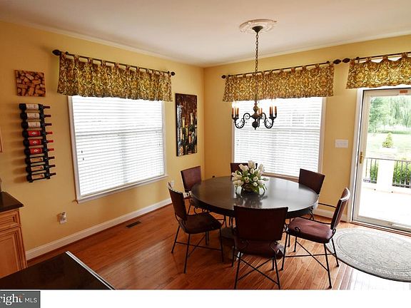 4th image of 104 W Crail Ct
