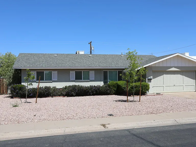 22 E Fairmont Dr — Photo 2
