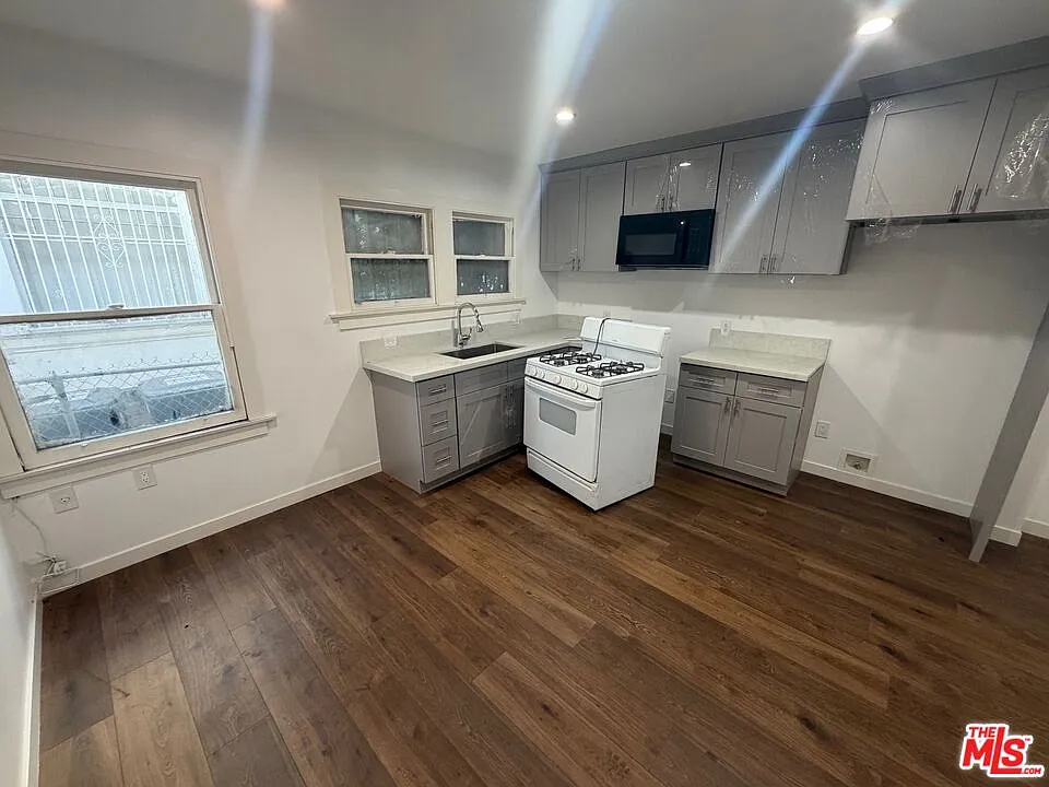 2 bed, 1.0 bath, 900 sqft, $2,400 — Photo 3