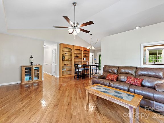 4th image of 109 Wren Ln