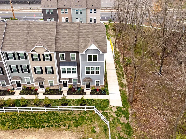 54 Sidney Ln — Photo 32