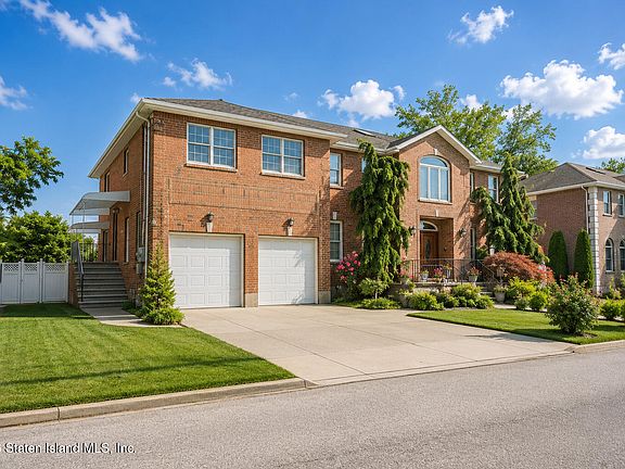 3rd image of 20 Spruce Ct