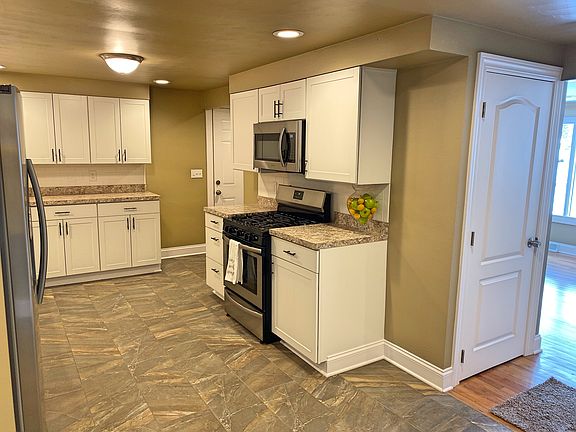 Eat In Kitchen: 20' x 10'