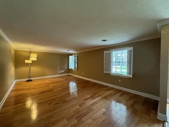 4 bed, 2.0 bath, 2800 sqft, $3,100 — Photo 3