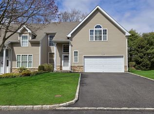 11 Arielle Ct, Islandia, NY 11749