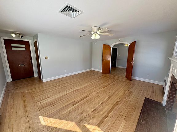 3rd image of 915 Reservoir Ave