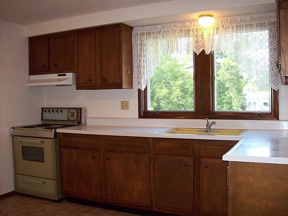 Kitchen w/range Included