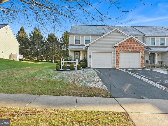 2nd image of 4068 Laurel Ln