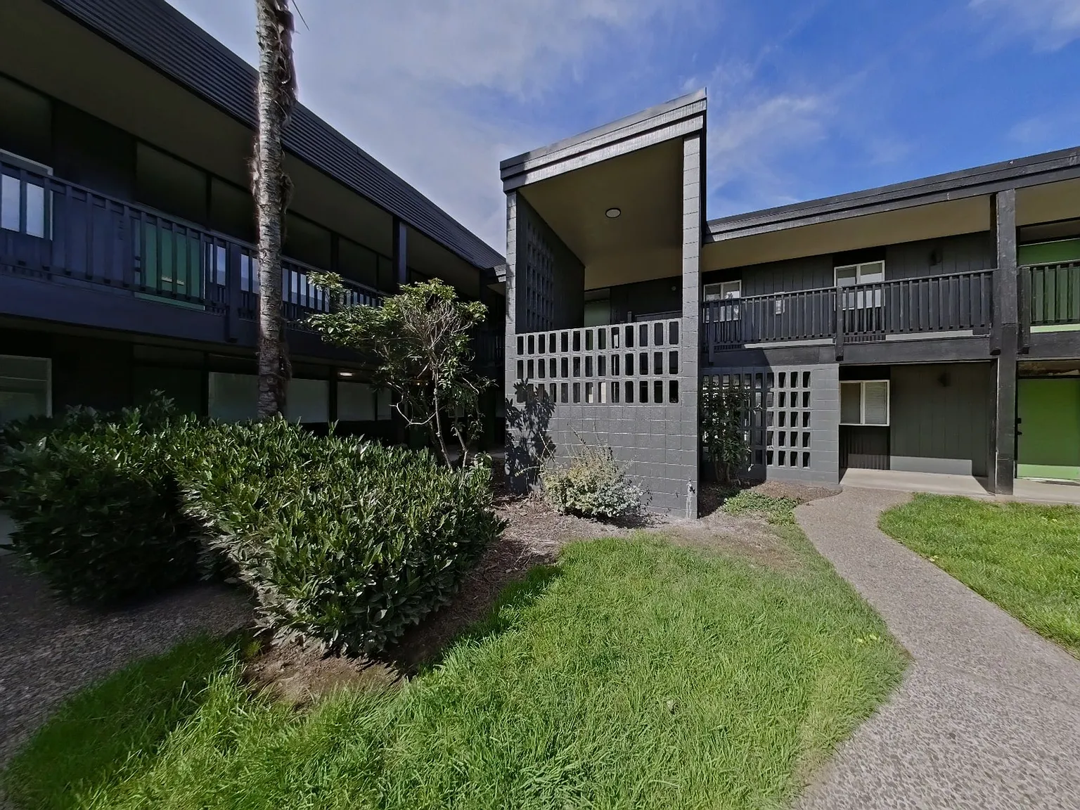University Manor - Newly Renovated Units just a short walk from Campus! — Photo 4