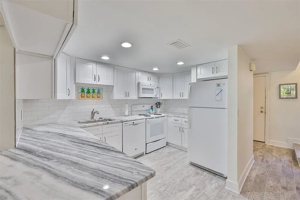 2 bed, 2.5 bath, 1296 sqft, $2,100 — Photo 3