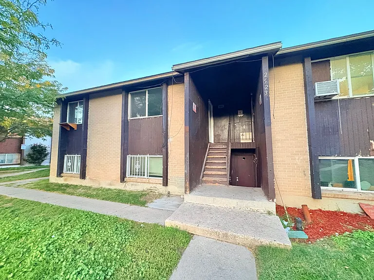 2523 S Lakecrest Dr — Photo 2