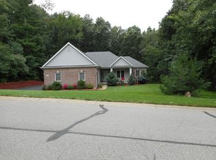 9926 Rolling Greens Dr, Pinckney, MI 48169