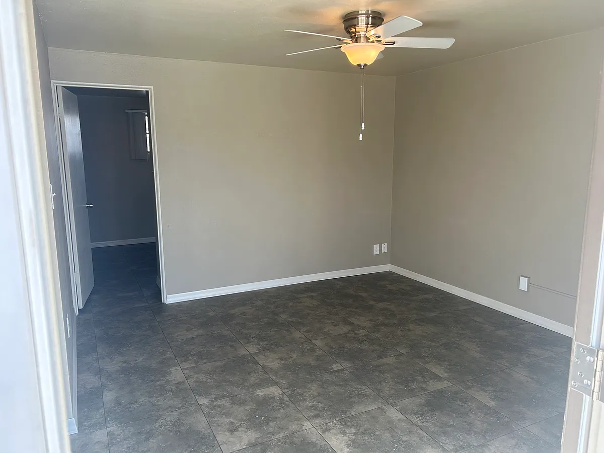 Building Photo - 1122 E Maryland Ave #12