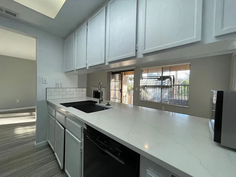 1137 Arbor Ln — Photo 2
