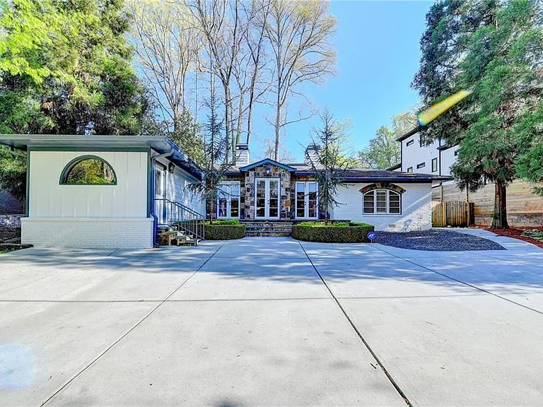1227 Sheridan Rd NE — Photo 1