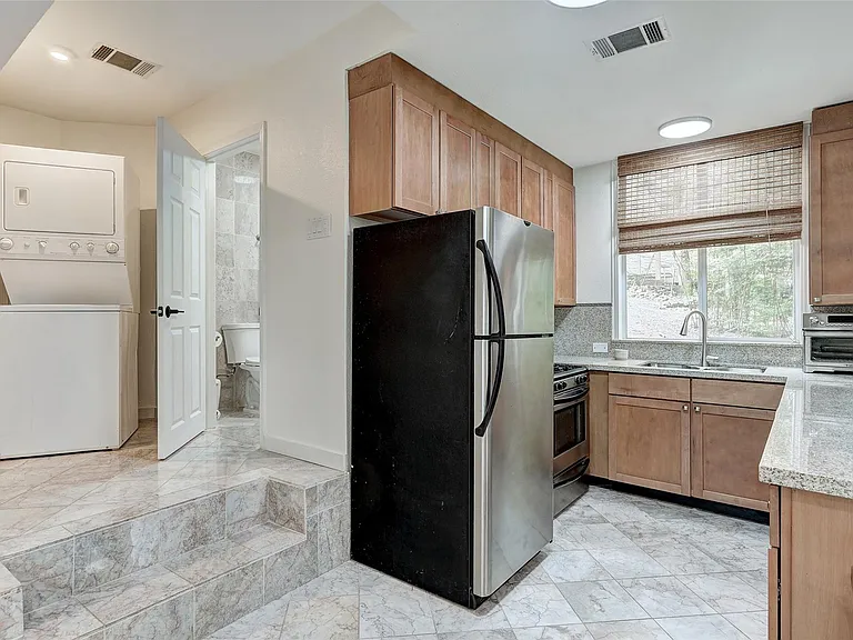 8804 Mountain Ridge Dr #B — Photo 10