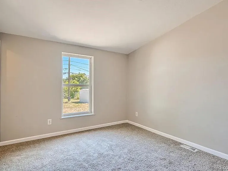 970 Moss St — Photo 11