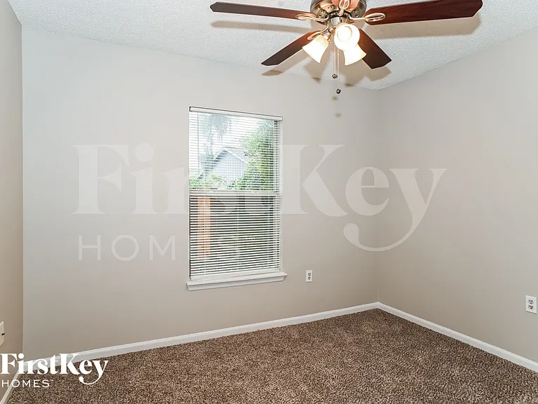 2137 Featherwood Dr W — Photo 16