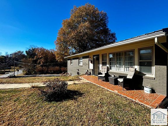 3rd image of 901 Jefferson Cir