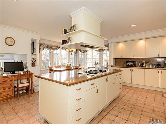 5th image of 33 Vanderlyn Dr