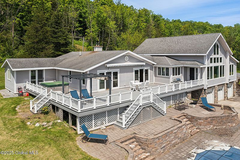 3rd image of 496 Sunnyside Road