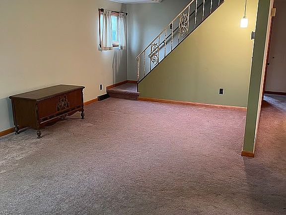 2nd image of 118 Oakview Dr