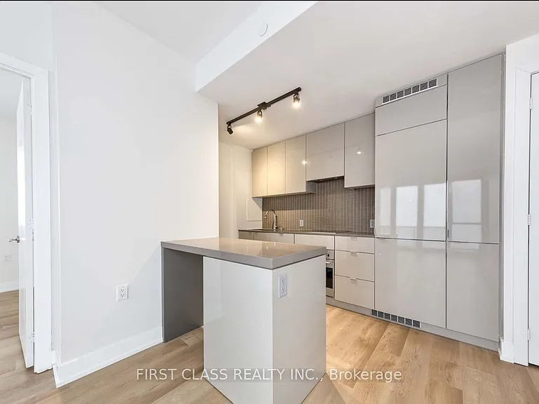 7 Grenville St #5305 — Photo 3