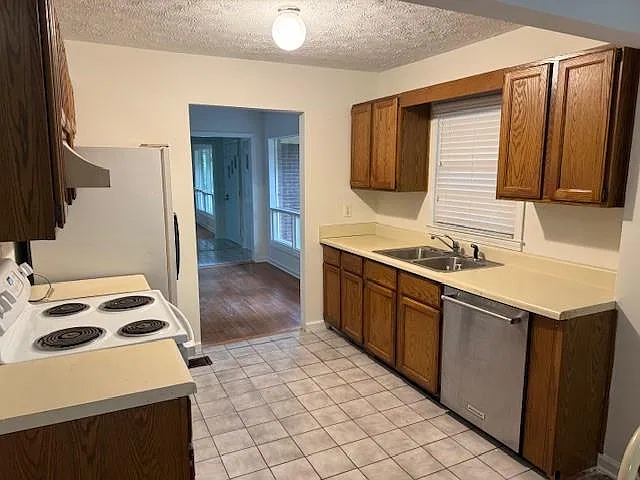 3 bed, 1.5 bath, 1290 sqft, $1,575 — Photo 3