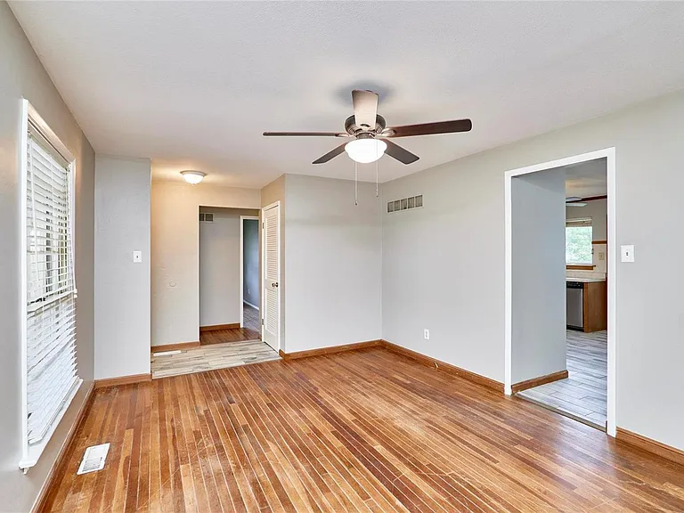 389 Messina Dr — Photo 4