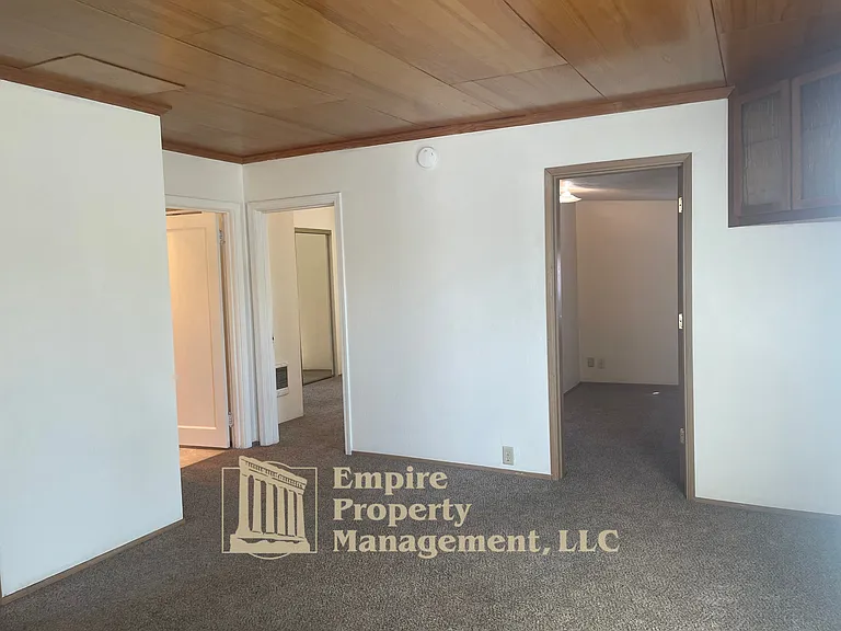 2025 Devos St — Photo 8