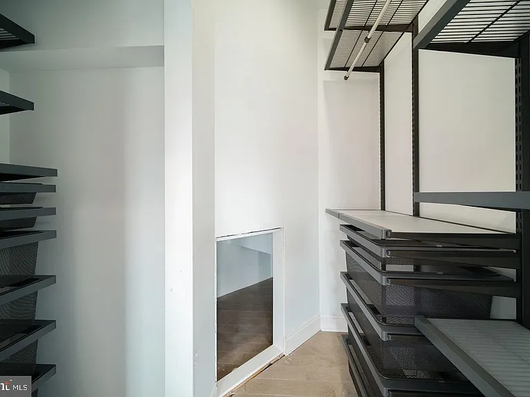2409 Catharine St — Photo 18