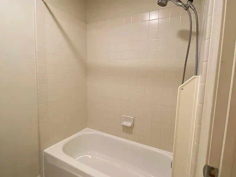Hallway bath tub refurnished on July, 2021.