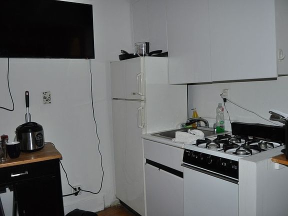3rd image of 253 E 77th St APT 4B