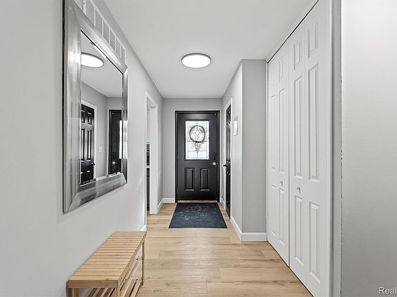 4th image of 32220 W Twelve Mile Rd